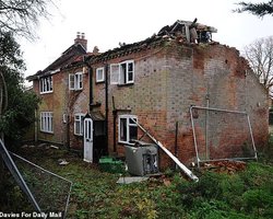 "Исключительная возможность": в Британии продают сгоревший дом без крыши за более чем $600 тысяч (фото)