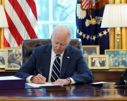 Байден согласился на ужесточение иммиграционной политики, чтобы обеспечить помощь Украине, — WSJ