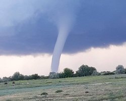 На границе с Крымом заметили огромное торнадо
