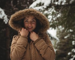 "В четыре раза теплее": девушка показала лайфхак с зимней курткой (видео)