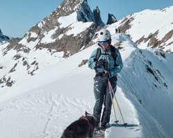 За секунду до катастрофы: лыжницу с ее собакой чуть не накрыла лавина (видео)