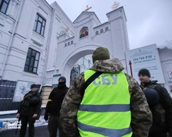 "Знайшли підкинуті папірці": віряни заперечують співпрацю УПЦ МП з ворогом (фото, відео)