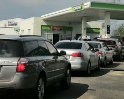 Потрібні запаси: коли в Україні зникнуть черги за бензином та дизелем