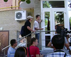 В Чернигове облили краской российское консульство