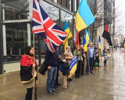 Украинские патриоты пикетировали резиденцию Ахметова в Лондоне