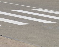 В Киеве на пешеходном переходе водитель сбил женщину с детьми