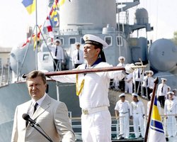 Янукович распорядился праздновать День флота совместно с Россией