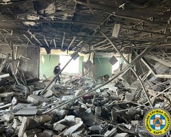 Куски бетона падали на людей: в сети появились кадры после удара по бизнес-центру в Киеве (видео)