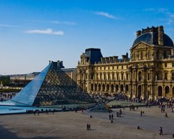 Лувр после ограбления настигла новая беда: что случилось в этот раз