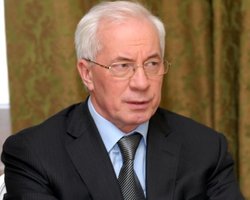 Азаров почтил память Героев Крут