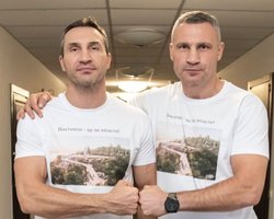 Брати Клички позують у футболках із мостом Кличка, що встояв