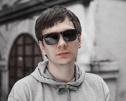 В Питере после акций в поддержку Навального задержали рэпера Славу КПСС (видео)