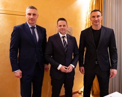 Поляки захейтили мера Варшави за фото з Кличками: згадують скандал із нічним клубом