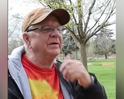 Кур'єр заїхав у магазин, щоб купити колу для клієнта, і отримає колосальні чайові (відео)