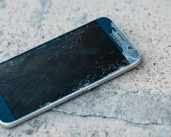 "Смартфоны могут взрываться в руках": в РФ дефицит запчастей для гаджетов Samsung и Huawei