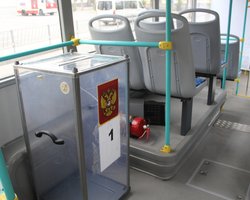 Российские оккупанты запустили в Симферополе автобусы для голосования