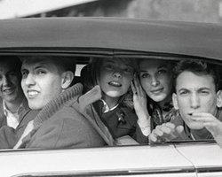 Ринго Старр объявил поиск фанатов The Beatles с фото 1964 года