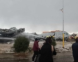 Сотни тысяч банкнот разлетелись по дороге: в Боливии упал военный самолет, набитый деньгами (видео)