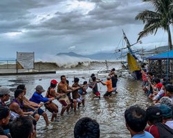 Супертайфун "Фунг-Вонг" налетів на Філіппіни і рухається до Тайваню: мільйон людей залишилися без даху над головою (відео)