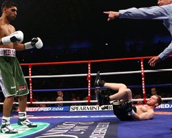 Бокс: украинец Салита проиграл Амиру Хану за 76 секунд (видео)
