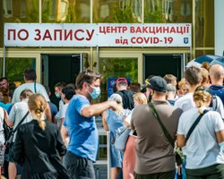 Коронавирус наступает. Когда будет новый локдаун и какие льготы обещают привитым от COVID