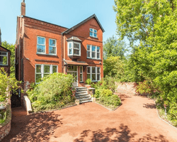 Розкішний сімейний дім виставили на продаж: сюрприз усередині здивував усіх (фото)