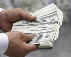 Нацбанк продает на межбанке доллары впервые с января