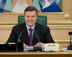 Янукович допустит партии Тимошенко, Яценюка и Кличко к переписыванию Конституции 