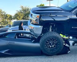 Не заметила: американка на огромном пикапе наехала на суперкар Lamborghini (видео)