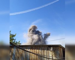 В Донецке слышали мощные взрывы: густой дым поднялся возле завода ДЗТО (видео)