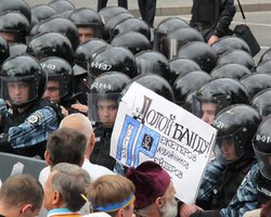 В МВД заявили, что оппозицию обрызгали дезодорантом, а не слезоточивым газом