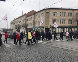 В Виннице протестуют против карантина выходного дня: перекрыта центральная улица города (фото)