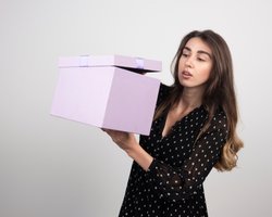 Женщина открыла подарочную коробку из 1990-х и не поверила своим глазам от находки (фото)