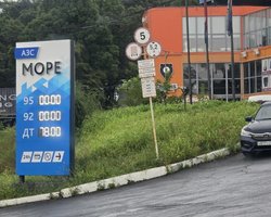 Паливна криза в РФ посилюється: бензину немає вже в 10 регіонах, подробиці (фото, відео)