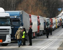 У черзі на в'їзд 50 машин: на кордоні України та Польщі запрацював КПП (карта)