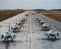 Несколько боевых эскадрилий: Украина получит от США F-16 и другие типы самолетов, — Зеленский