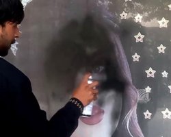 В Кабуле талибы заставляют предпринимателей закрашивать женские фотографии (фото, видео)