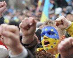 В Луцке протестующие штурмуют управление МВД