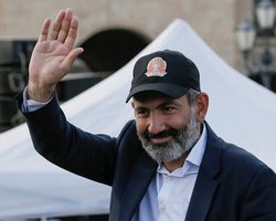 Армянский премьер на украинском поздравил Зеленского