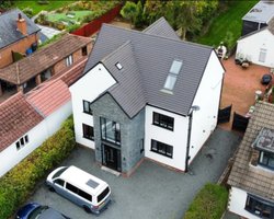 Строитель превратил дом супругов в руины и скрылся с огромной сумой денег (фото)