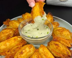 Смачне на вечерю: рецепт картоплі з сиром у духовці