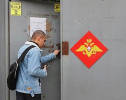 "В хорошем настроении": в Москве запустят электронные повестки в весенний призыв (видео)