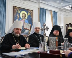 УПЦ проводитиме служби у Почаївській лаврі, — Священний Синод (фото)