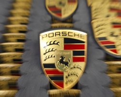 Автоконцерн Порше распродает акции, чтобы спастись от долгов