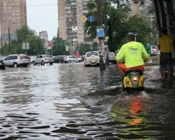 В столице не могут решить, кто должен чистить ливнестоки. Киевляне запасаются резиновыми сапогами