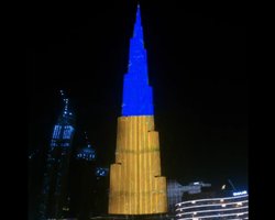 Небоскреб Бурдж-Халифа в Дубае подсветили в цвета украинского флага (фото, видео)