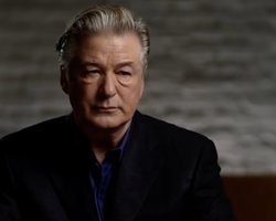 Алек Болдуин утверждает, что не нажимал на спусковой крючок револьвера, - ABC News