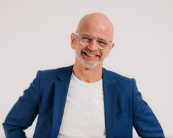 "Розбивало серце" не те, що називали боягузом: автор книги "Іди туди, де страшно" пережив масовану атаку на Львів