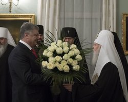 Порошенко подарил Филарету букет белых роз