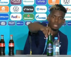 Косплей Роналду. Погба сховав пляшку пива зі столу на пресконференції (відео)